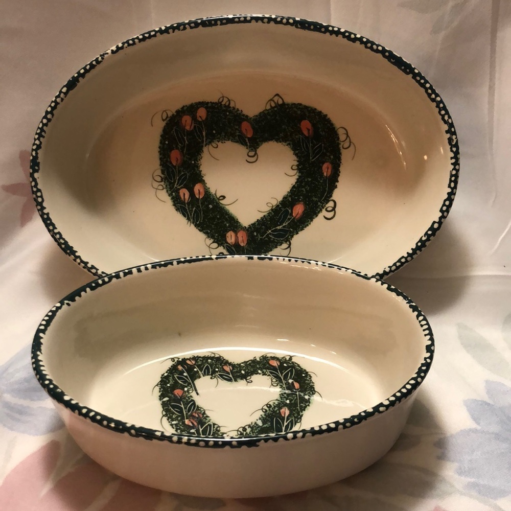 Set of 2 Teamson Hearts&Roses Baking Dishes w/Green Sponge Edge 9x2.25” & 7x2”